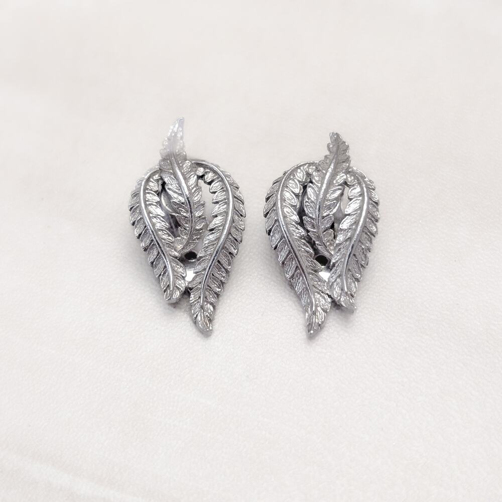 Vintage Clip On Earrings Stylish Silver Tone Twisted Leaves Statement Regal